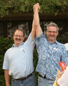 Lee and Bruno holding up hands