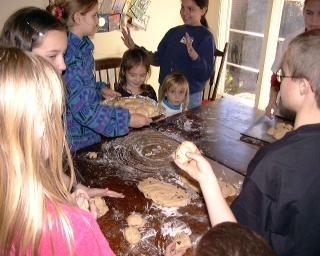 Children making the Dreikönigskoche